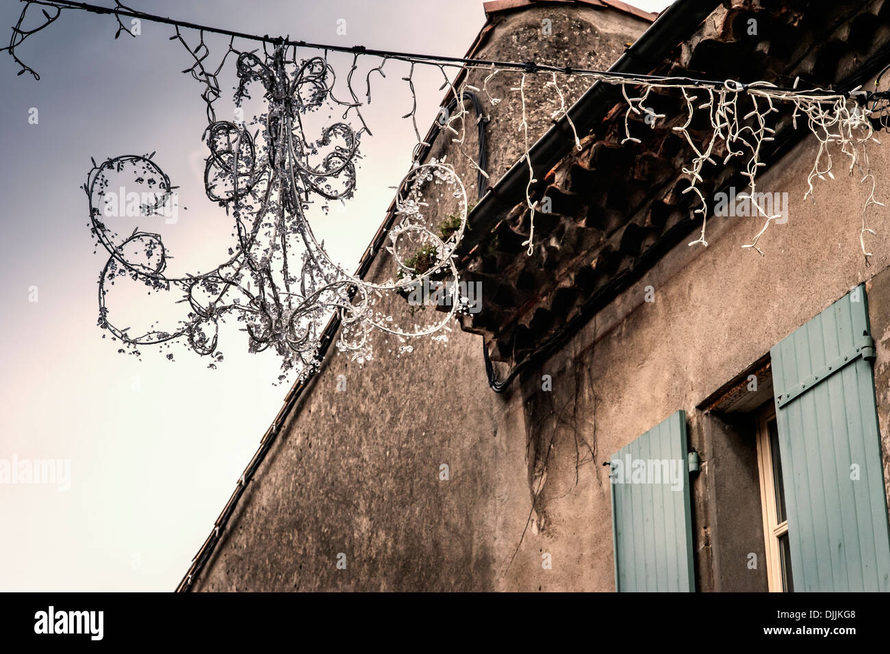 Spento il natale lampione da vecchio e tetro house Foto Stock