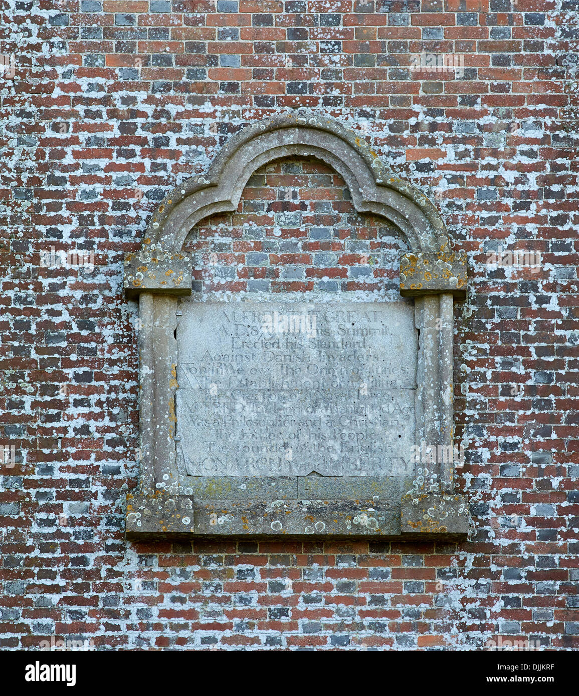 Lapide in alto sulle mura di Alfred's Tower un memoriale al re inglese Alfredo il Grande del Somerset Wiltshire border Foto Stock