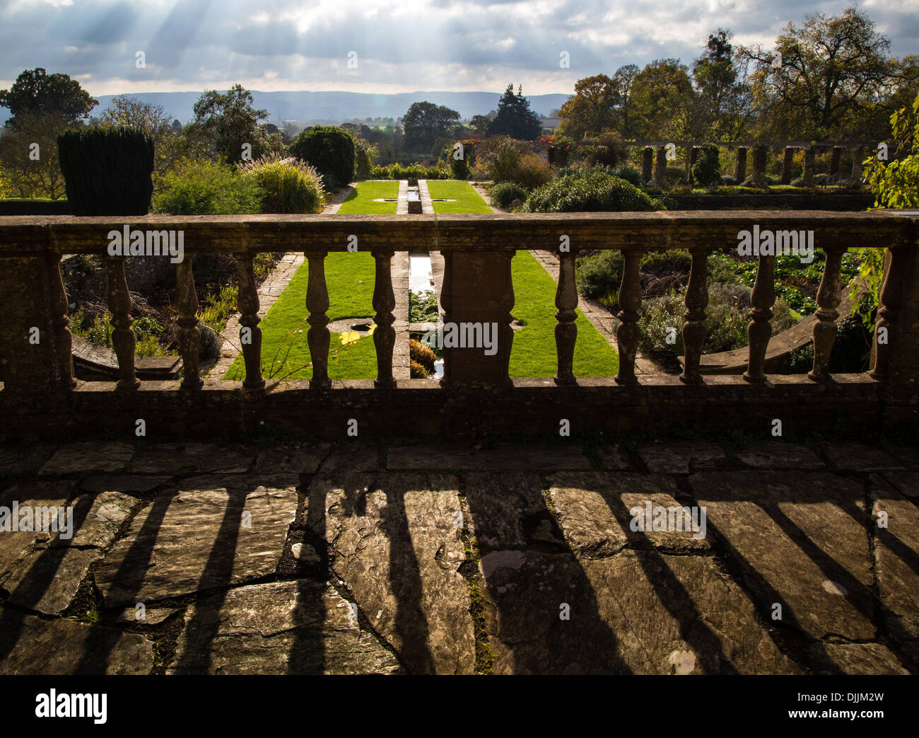 Cerca su una balaustra in pietra in Hestercombe Gardens per una vista del lontano Blackdown Hills Somerset REGNO UNITO Foto Stock
