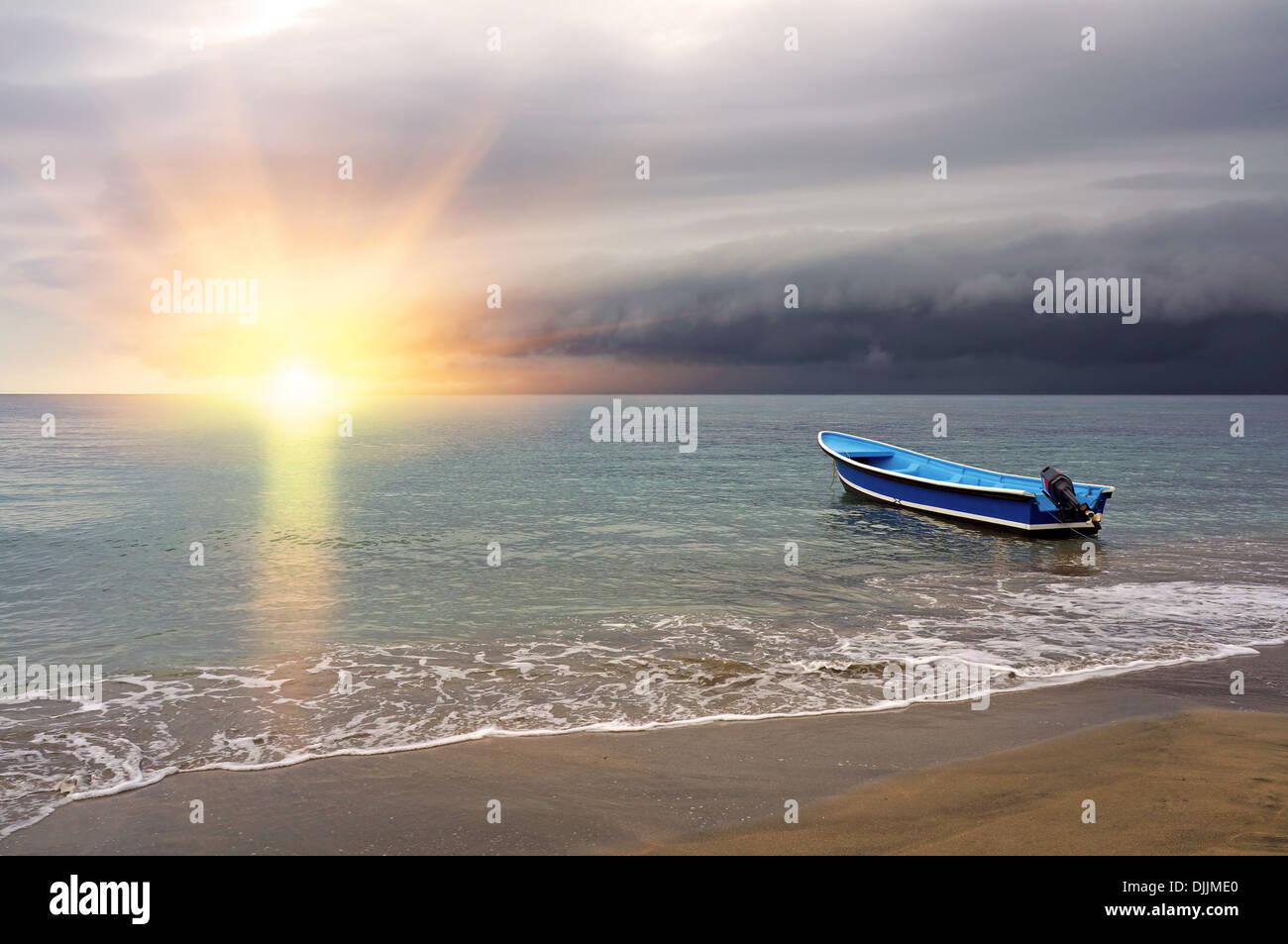 Tramonto tropicale sulla spiaggia con nuvole temporalesche provenienti, Mar dei Caraibi, Costa Rica Foto Stock