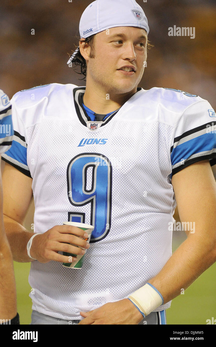 14 agosto 2010 - Pittsburgh, PENNSYLVANNIA, Stati Uniti d'America - 14 August, 2010: Detroit Lions' quarterback MATTHEW STAFFORD (9)sorge ai margini dopo aver completato il suo downs per la notte come il Pittsburgh Steelers prendere a Detroit Lions nella loro prima pre-stagione gioco del 2010 stagione di NFL a Heinz Field di Pittsburgh, PA..STAFFORD ha gettato per 8 completion in 11 attem Foto Stock