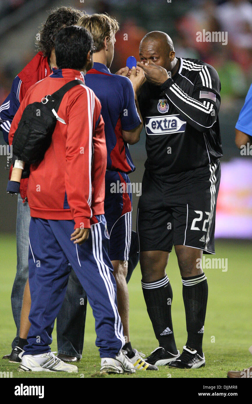 14 agosto 2010 - Carson, California, Stati Uniti d'America - 14 August 2010: Chivas USA portiere (#22) ZACH THORNTON (R) mette una lente a contatto indietro nel dopo avente una metà aria collisione con Fredy Montero di Seattle durante il Chivas USA vs Seattle sirene gioco al Home Depot Center di Carson, California. La sirena è andato a legare Chivas USA con un punteggio finale di 0-0. Mandato Foto Stock