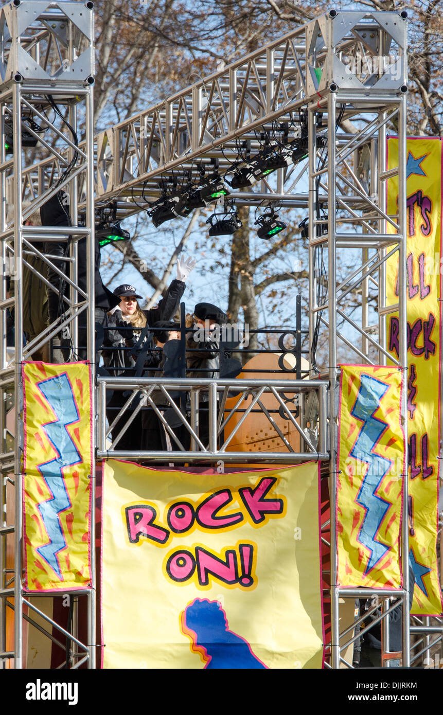 NEW YORK, NY, STATI UNITI D'AMERICA, nov. 28, 2013. La Gibson galleggiante featured Florida Georgia Linea nella 87th annuale di Macy's Thanksgiving Day Parade. Credito: Jennifer Booher/Alamy Live News Foto Stock