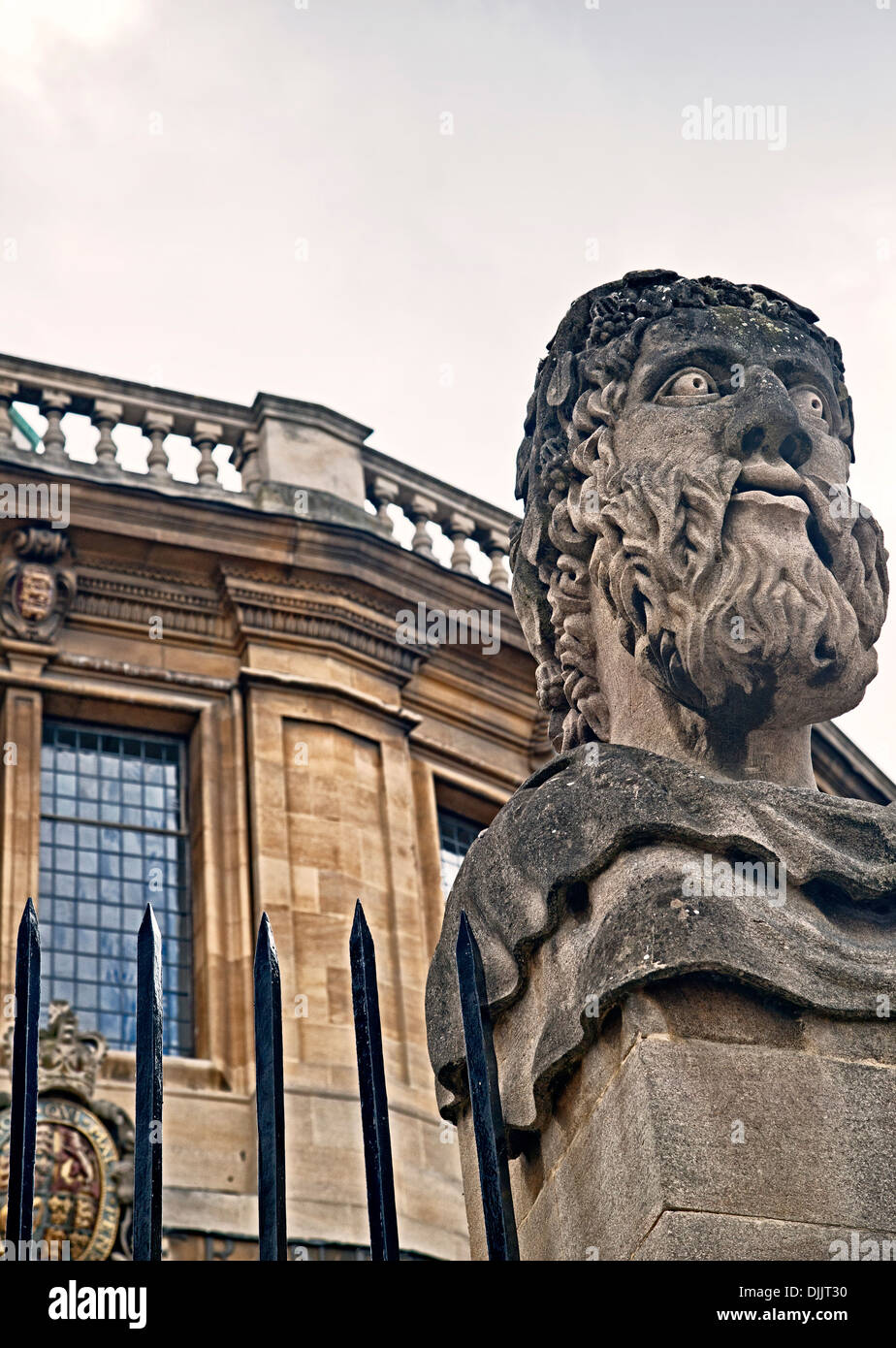 Uno dei busti di Imperatore del capi al di fuori del Sheldonian Theatre in Oxford Foto Stock