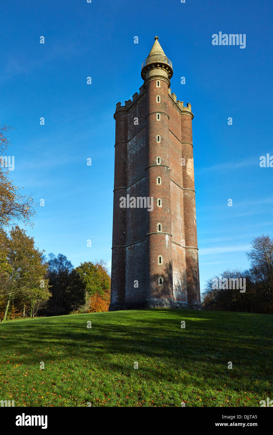 King Alfred's torre sulla collina Kingsettle Somerset vicino a Stourhead è un monumento costruito in onore di Alfredo il Grande re del Wessex Foto Stock