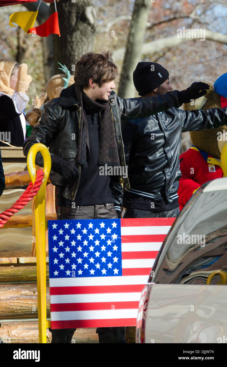 NEW YORK, NY, STATI UNITI D'AMERICA, nov. 28, 2013. Austin Mahone onde dal Build-un-Bear galleggiante durante la 87th annuale di Macy's Thanksgiving Day Parade. Credito: Jennifer Booher/Alamy Live News Foto Stock