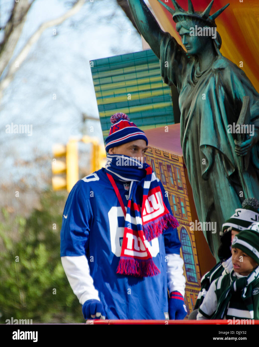 NEW YORK, NY, STATI UNITI D'AMERICA, nov. 28, 2013. NY Giants wide receiver Amani Toomer fasci su un galleggiante per celebrare la Grande Mela durante la 87th annuale di Macy's Thanksgiving Day Parade. Credito: Jennifer Booher/Alamy Live News Foto Stock