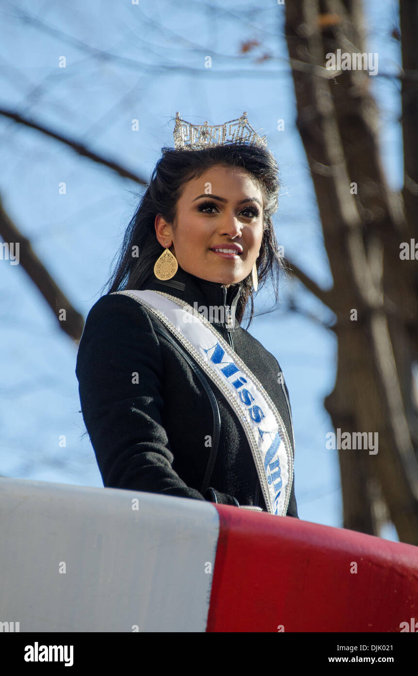 NEW YORK, NY, STATI UNITI D'AMERICA, nov. 28, 2013. Nina Davuluri, Miss America 2014, cavalca le torte I draghetti galleggiante nella 87th annuale di Macy's Thanksgiving Day Parade. Credito: Jennifer Booher/Alamy Live News Foto Stock