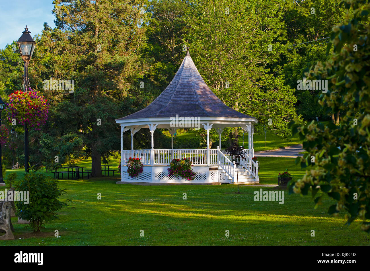 Gazebo nel parco accanto al lago Massawippi; Nord Hartley, Quebec, Canada Foto Stock