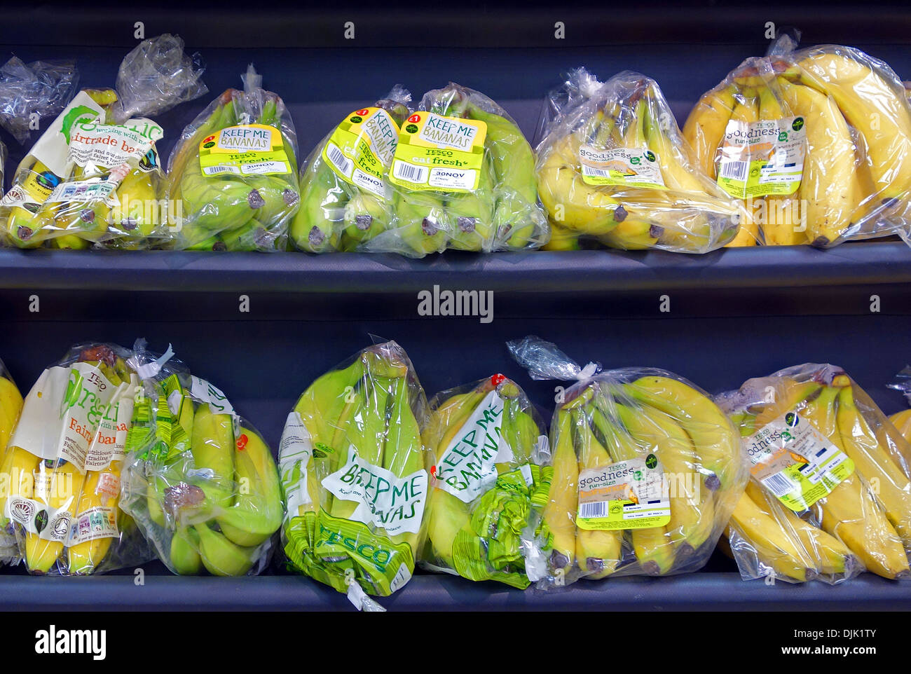Banane imballaggi in plastica in un supermercato uk Foto Stock