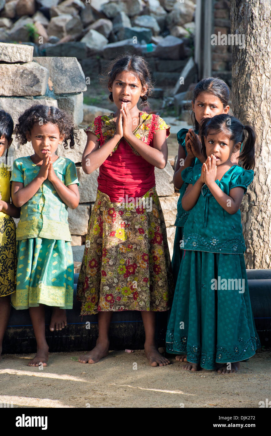 Rurale villaggio indiano ragazze della scuola che offre namasker. Andhra Pradesh, India Foto Stock