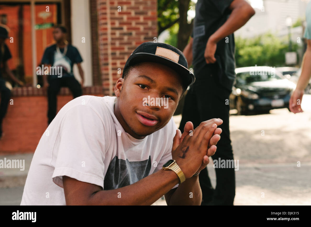 Afroamerican kid in posa per un ritratto nelle strade di Deep Ellum. Dallas, Texas. Foto Stock