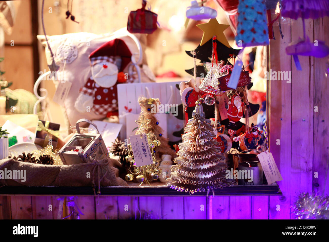 Set di giocattoli di Natale su una fiera di Natale. Foto Stock