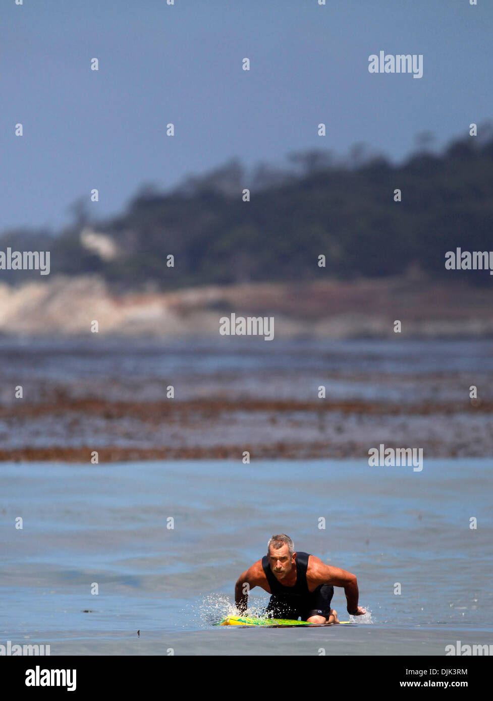 Agosto 28, 2010 - Carmelo, California, Stati Uniti - Kerry Provence di Petaluma piastre per la spiaggia per il suo modo di vincere le dieci miglia di paletta durante la seconda annuale gara dei delfini in Spiaggia Carmel nel Carmelo, Calif. Sabato 28 Agosto, 2010. L'evento è messo su da Carmelo Waterman's Club. (Credito Immagine: © Monterey Herald/ZUMApress.com) Foto Stock