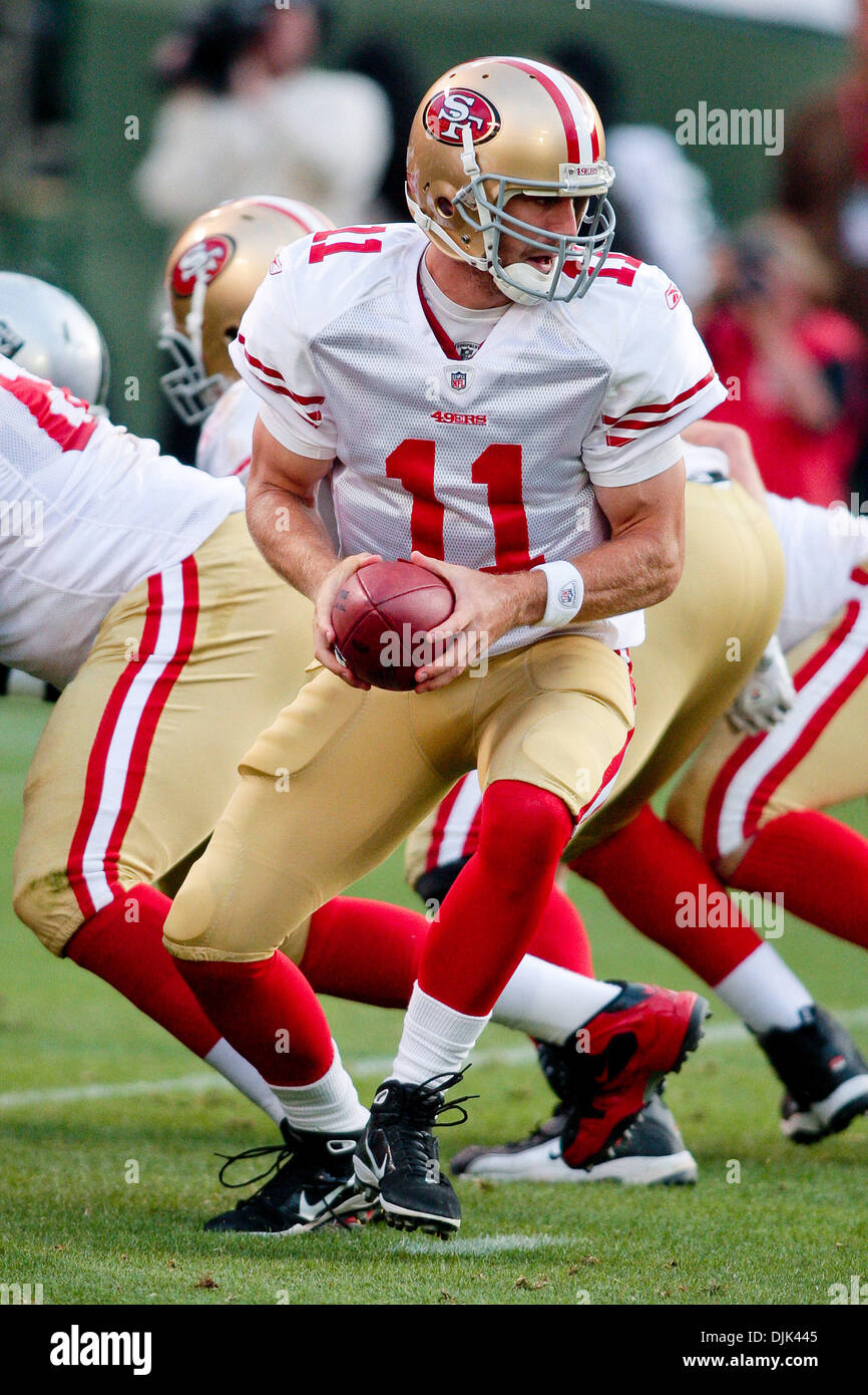 Agosto 28, 2010 - Oakland, in California, Stati Uniti d'America - 28 agosto. 2010: San Francisco 49ers QB Alex Smith (11) durante la preseason game al Oakland-Alameda County Coliseum. Il San Francisco 49ers sconfitto Oakland Raiders nella battaglia della baia 28-24. (Credito Immagine: © Konsta Goumenidis/Southcreek globale/ZUMApress.com) Foto Stock