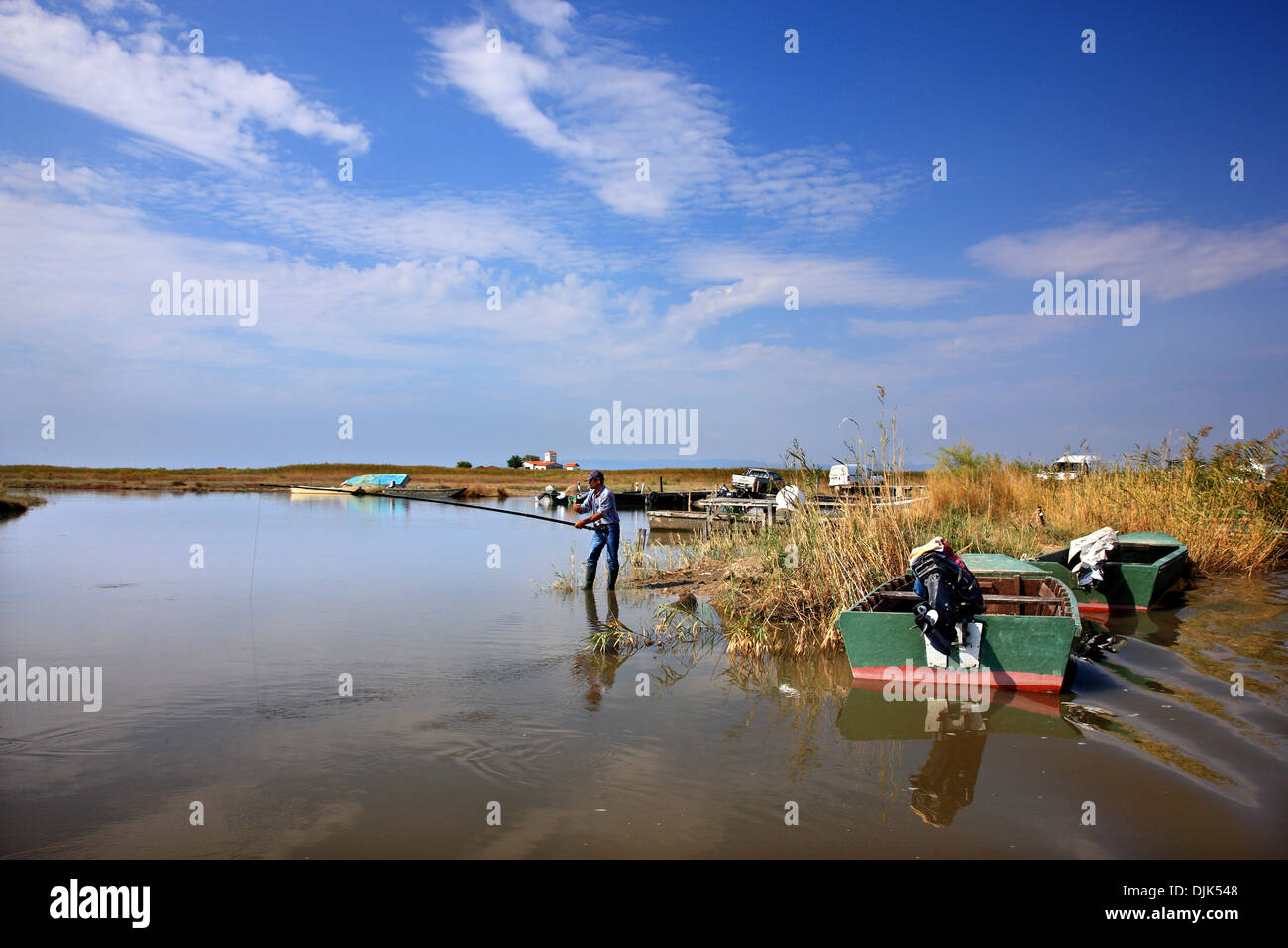 Pescatore al delta del fiume Evros, Tracia, Grecia. Foto Stock