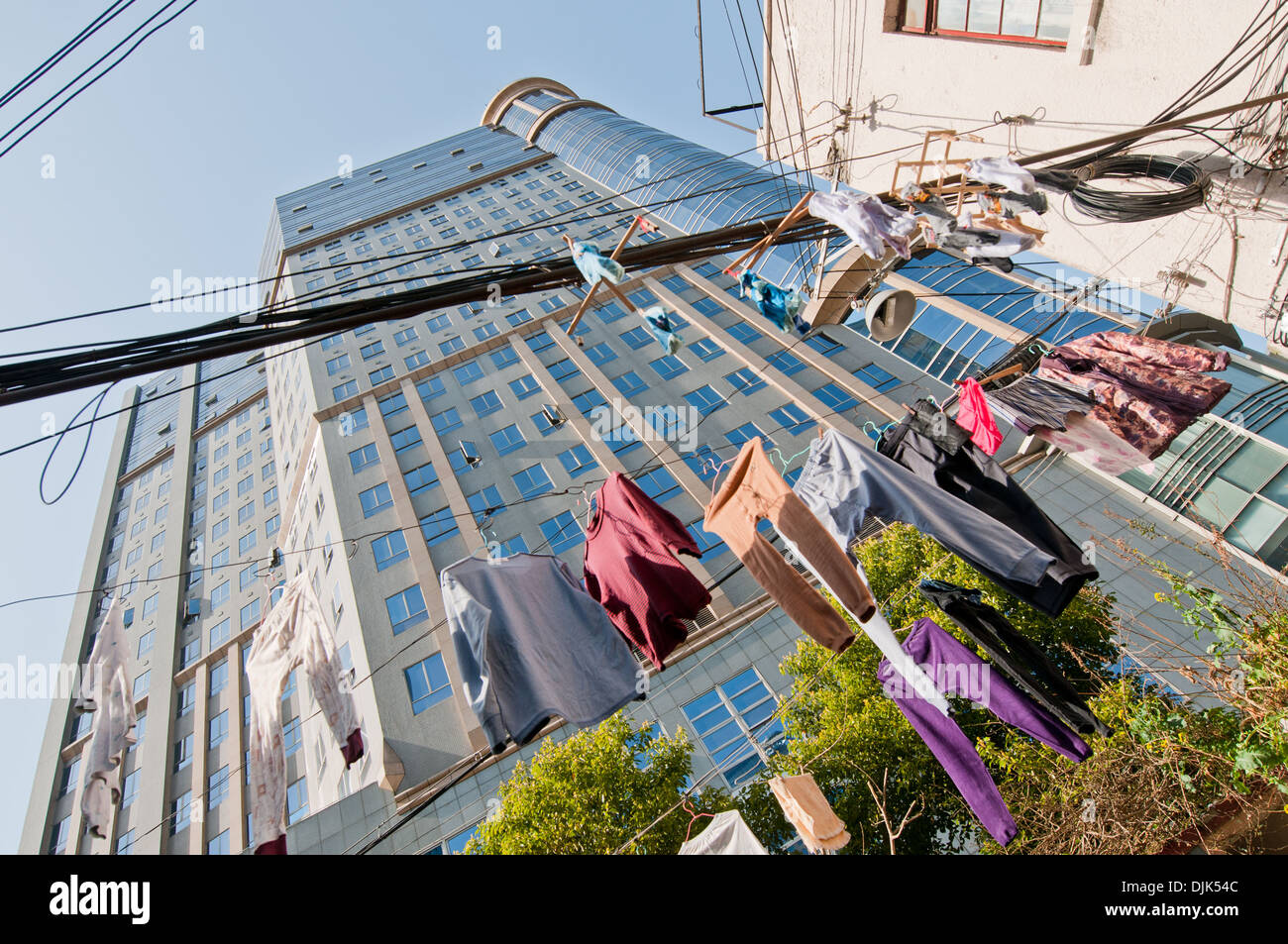 Lavanderia su stendibiancheria vista dal cortile con edificio moderno su sfondo a Shanghai in Cina Foto Stock