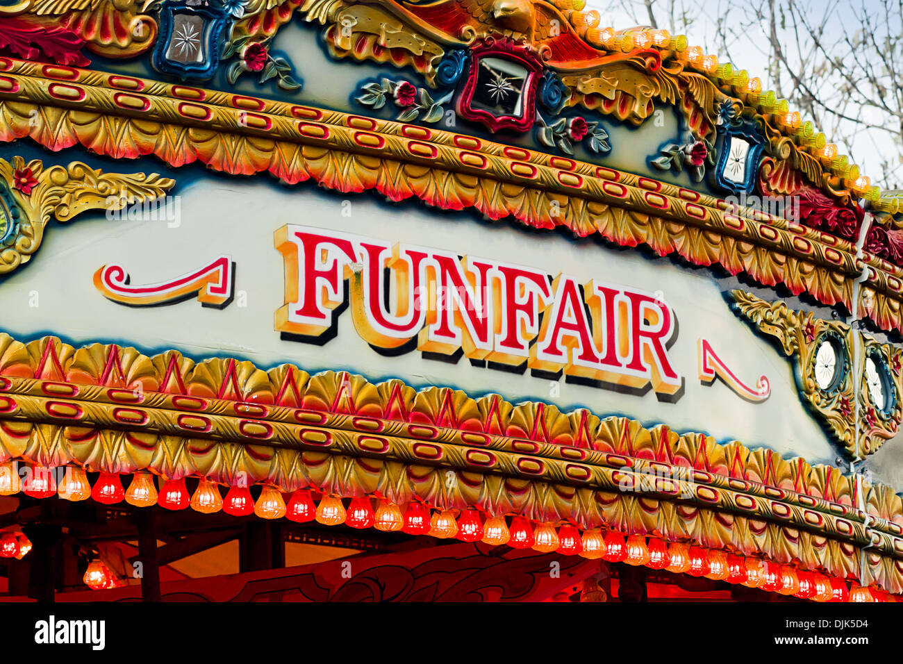 Giostra tradizionale luna park segno sulla corsa di divertimenti trovati in vecchio stile fiere di stato Foto Stock