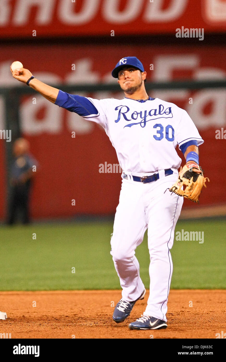 Il 29 agosto 2010 - Kansas City, Missouri, Stati Uniti d'America - Kansas City Royals secondo baseman Mike Aviles (#30) durante una partita tra Texas Rangers e il Kansas City Royals presso Kauffman Stadium. I Rangers sconfitto il Royals 3-0. (Credito Immagine: © Scott Kane/Southcreek globale/ZUMApress.com) Foto Stock