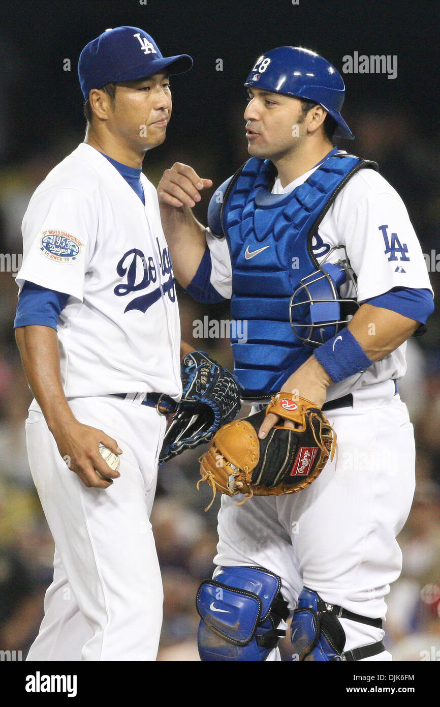 Il 30 agosto 2010 - Los Angeles, California, Stati Uniti d'America - Dodgers brocca (#18) HIROKI KURODA (L) e Dodgers catcher (#28) asta BARAJAS (R) hanno un rapido rilancio di fiducia incontro presso il tumulo durante il Phillies vs. Dodgers game al Dodgers Stadium. Il Dodgers è andato a sconfiggere il Phillies con un punteggio finale di 3-0. (Credito Immagine: © Brandon Parry/Southcreek globale/ZUMA Foto Stock