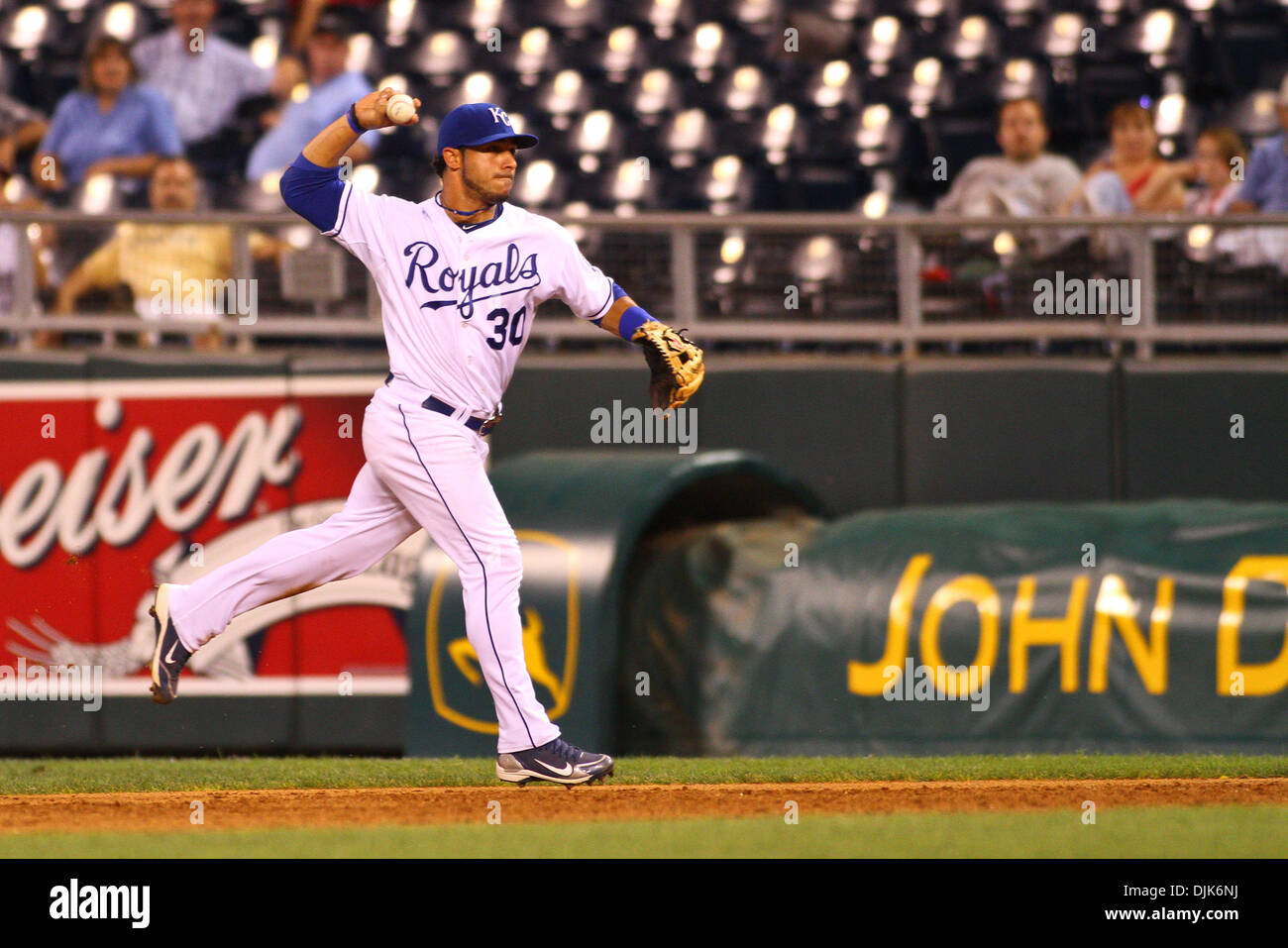 Agosto 31, 2010 - Kansas City, Missouri, Stati Uniti d'America - Kansas City Royals secondo baseman Mike Aviles (30) butta fuori i Rangers Mitch Moreland nel nono inning. Il Kansas City Royals sconfitto il Texas Rangers 10-9 presso Kauffman Stadium. (Credito Immagine: © Tyson Hofsommer/Southcreek globale/ZUMApress.com) Foto Stock