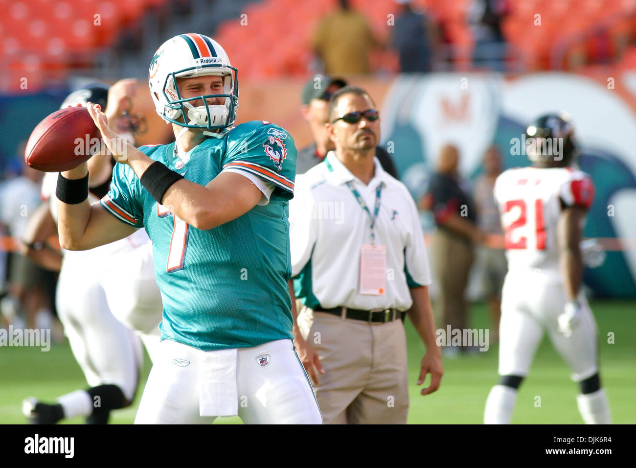 Agosto 31, 2010 - Giardini di Miami, Florida, Stati Uniti d'America - 27 August 2010: Ciad Henne (#7) quarto posteriore per i delfini di Miami si riscalda prima che il gioco tra i falchi di Atlanta e di Miami Dolphins in giardini di Miami, Florida (credito Immagine: © Aaron Gilbert Southcreek/Global/ZUMApress.com) Foto Stock