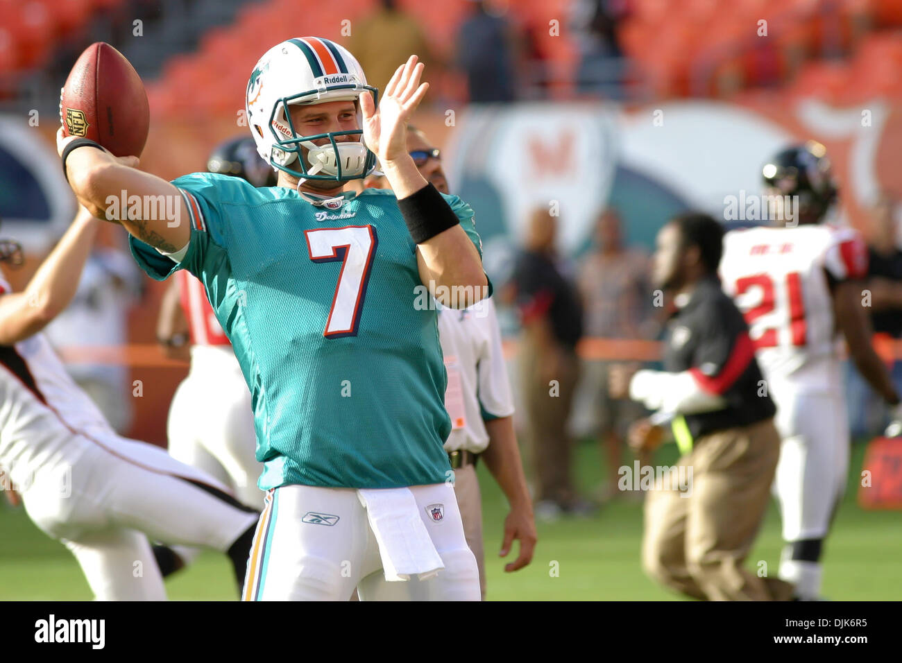 Agosto 31, 2010 - Giardini di Miami, Florida, Stati Uniti d'America - 27 August 2010: Ciad Henne (#7) quarto posteriore per i delfini di Miami si riscalda prima che il gioco tra i falchi di Atlanta e di Miami Dolphins in giardini di Miami, Florida (credito Immagine: © Aaron Gilbert Southcreek/Global/ZUMApress.com) Foto Stock