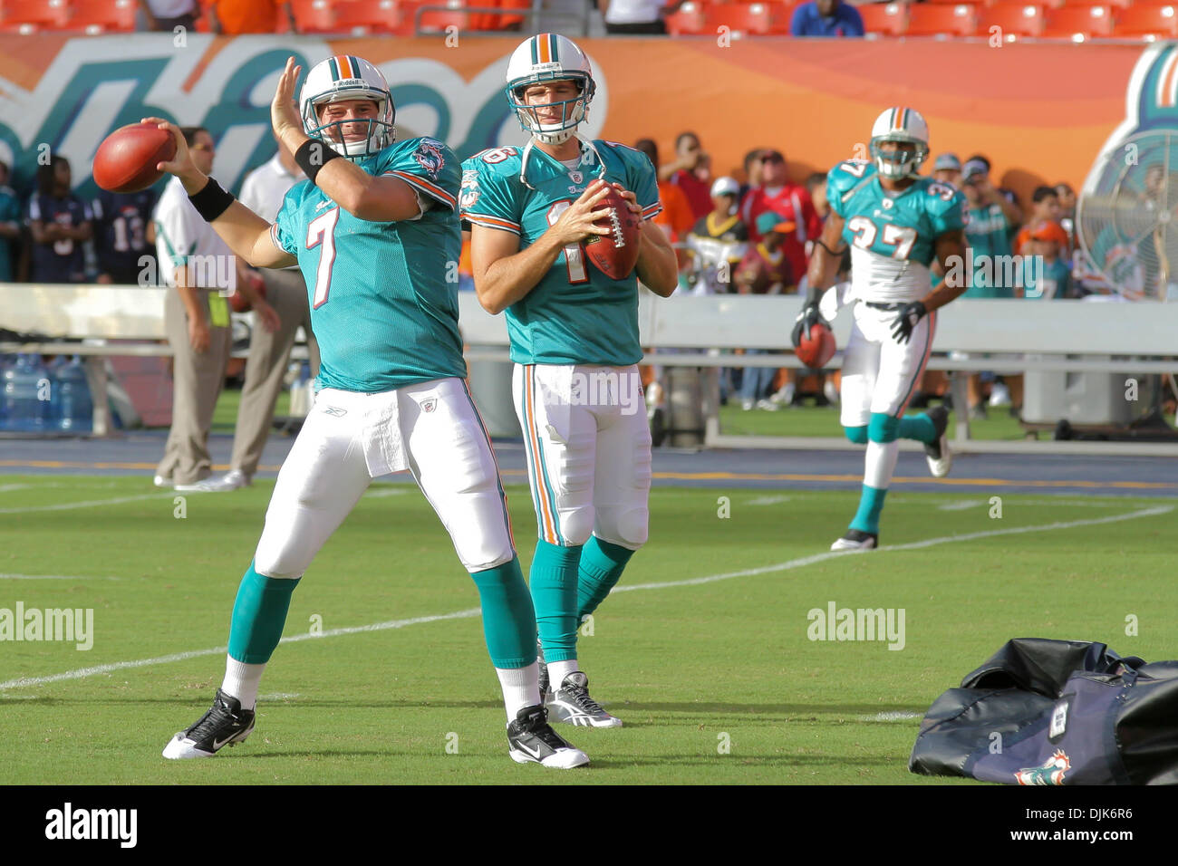 Agosto 31, 2010 - Giardini di Miami, Florida, Stati Uniti d'America - 27 August 2010: Ciad Henne (#7) quarto posteriore per i delfini di Miami si riscalda prima che il gioco tra i falchi di Atlanta e di Miami Dolphins in giardini di Miami, Florida (credito Immagine: © Aaron Gilbert Southcreek/Global/ZUMApress.com) Foto Stock