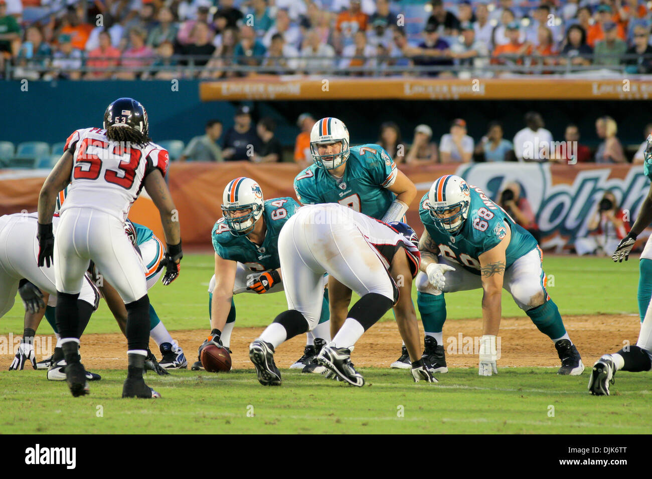 Agosto 31, 2010 - Giardini di Miami, Florida, Stati Uniti d'America - 27 August 2010: Ciad Henne (#7) quarto posteriore per i delfini di Miami guarda oltre la difesa durante il gioco tra i falchi di Atlanta e di Miami Dolphins in giardini di Miami, Florida (credito Immagine: © Aaron Gilbert Southcreek/Global/ZUMApress.com) Foto Stock