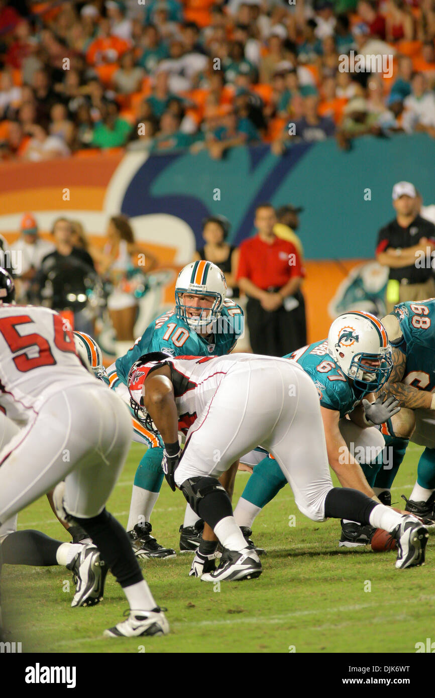 Agosto 31, 2010 - Giardini di Miami, Florida, Stati Uniti d'America - 27 August 2010: Chad Pennington (#10) Quarto posteriore per i delfini di Miami guarda oltre la difesa durante il gioco tra i falchi di Atlanta e di Miami Dolphins in giardini di Miami, Florida (credito Immagine: © Aaron Gilbert Southcreek/Global/ZUMApress.com) Foto Stock