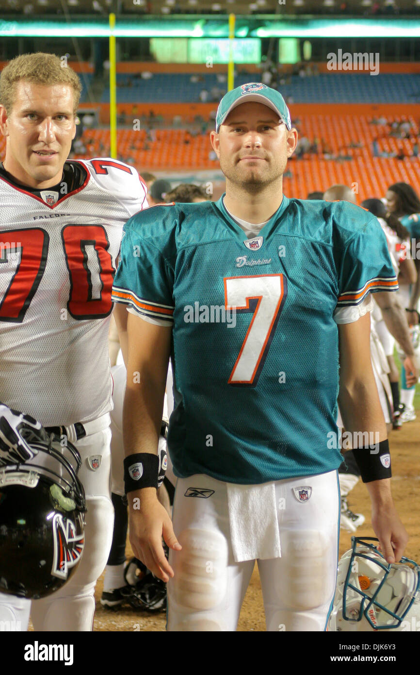 Agosto 31, 2010 - Giardini di Miami, Florida, Stati Uniti d'America - 27 August 2010: Ciad Henne (#7) quarto posteriore per i delfini di Miami lasciando il campo dopo il gioco tra i falchi di Atlanta e di Miami Dolphins in giardini di Miami, Florida (credito Immagine: © Aaron Gilbert Southcreek/Global/ZUMApress.com) Foto Stock