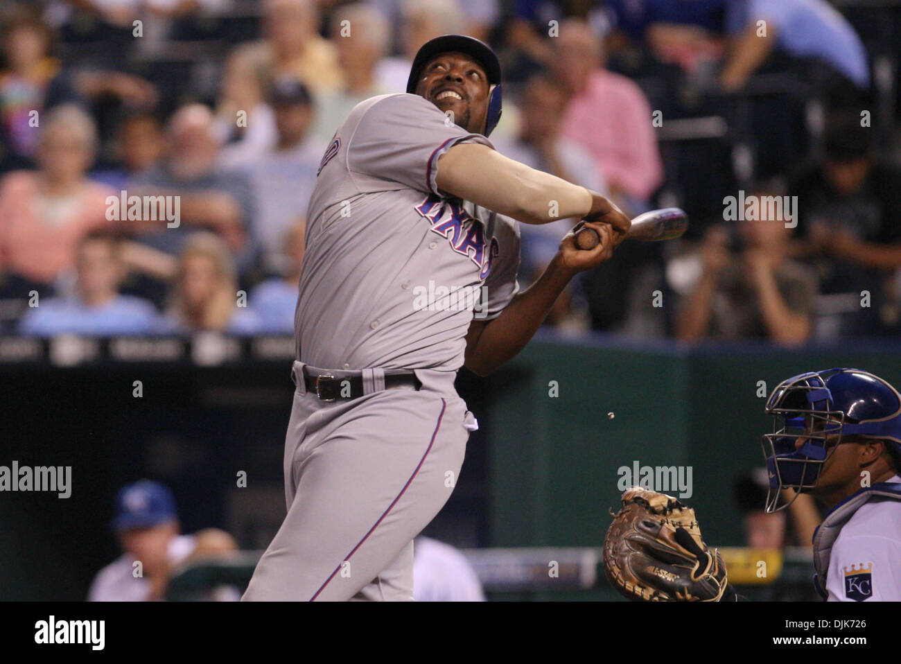 Sett. 01, 2010 - Kansas City, Missouri, Stati Uniti d'America - Texas Rangers designato hitter Vladimir Guerrero (27) fuoriesce a Kansas City Royals secondo baseman Mike Aviles (30) il settimo inning di mercoledì la partita di baseball, tra il Kansas City Royals e Texas Rangers presso Kauffman Stadium di Kansas City, Missouri. (Credito Immagine: © James Allison/Southcreek Global/ Foto Stock