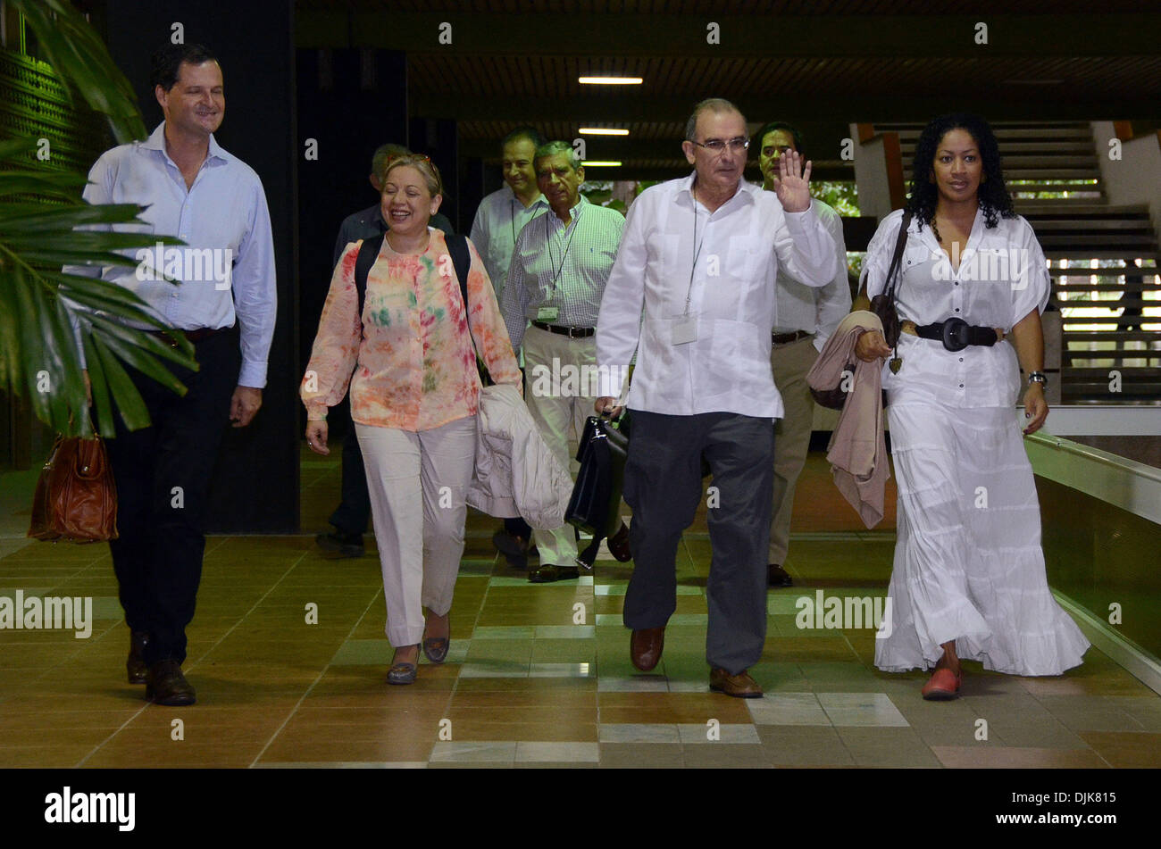 L'Avana, Cuba. 28 Nov, 2013. Humberto de la Calle (seconda R anteriore), il capo della delegazione del governo colombiano, arriva accanto agli altri membri della delegazione, per la ripresa dei colloqui di pace con forze armate rivoluzionarie colombiane, la FARC, per il suo acronimo in spagnolo), a l'Avana del Palazzo delle Convenzioni in Avana, capitale di Cuba, il 9 novembre 28, 2013. Credito: Joaquin Hernandez/Xinhua/Alamy Live News Foto Stock