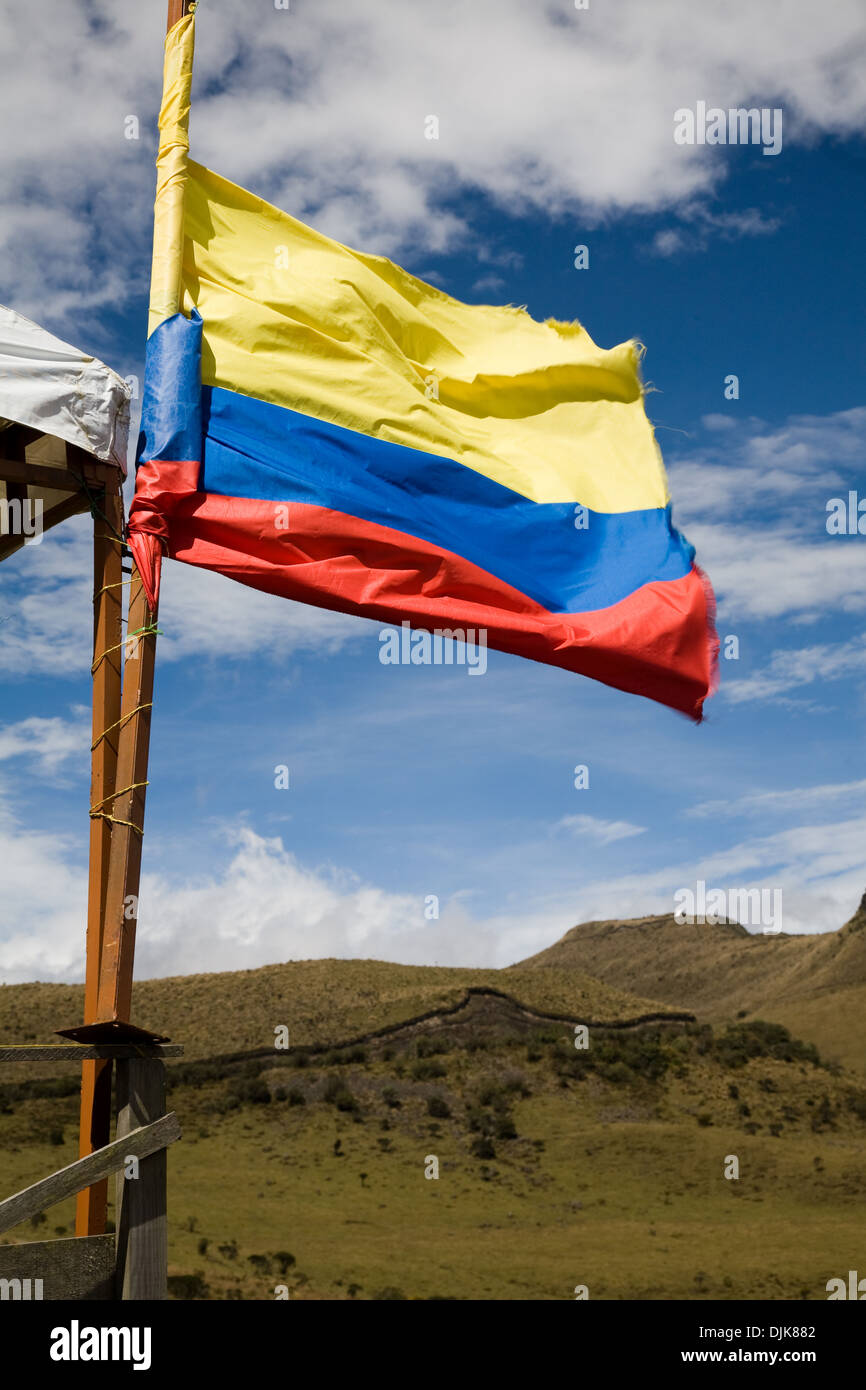 Bandiera colombiana vola sopra una collina Foto Stock