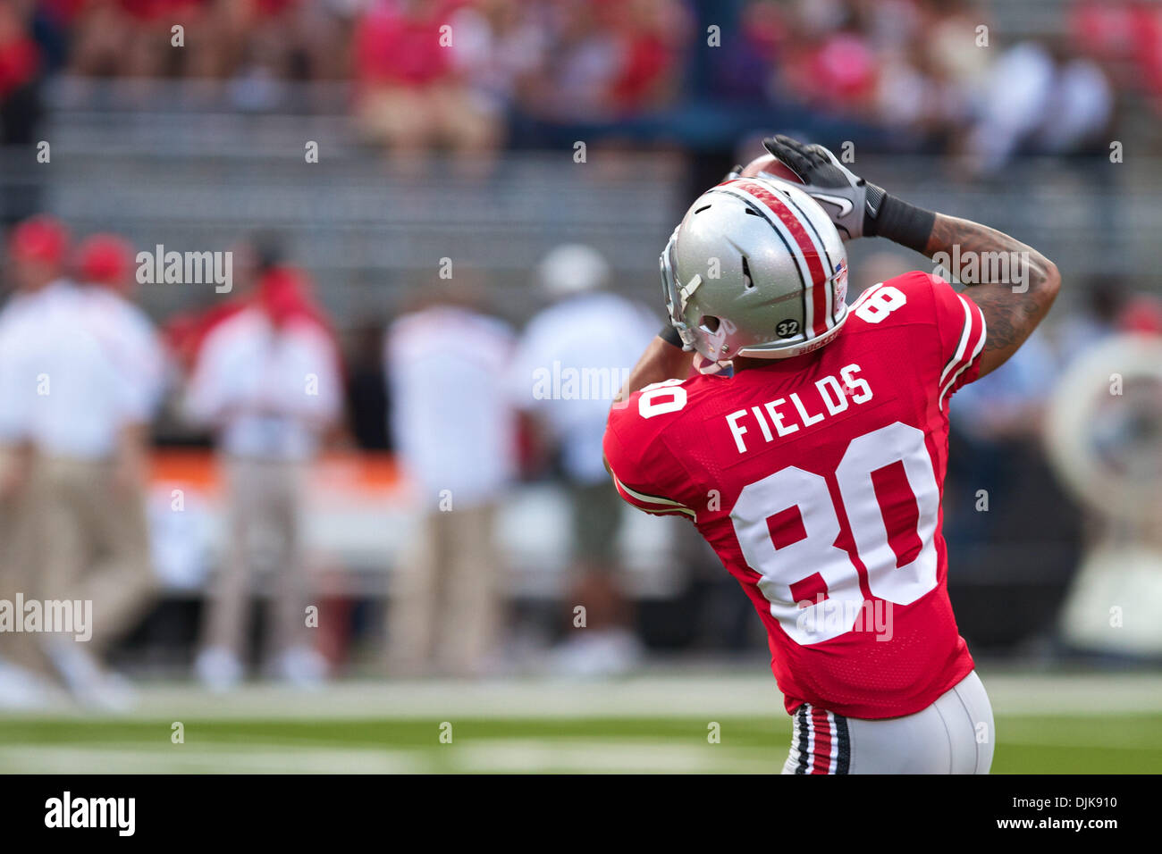 Sett. 02, 2010 - Columbus, Ohio, Stati Uniti d'America - Ohio State FR WR Chris campi si riscalda prima di una partita tra #2 Ohio State e Marshall presso lo Stadio Ohio, Columbus, Ohio. Ohio State sconfitto 45-7 Marshall. (Credito Immagine: © Stuart Scott/Southcreek globale/ZUMApress.com) Foto Stock