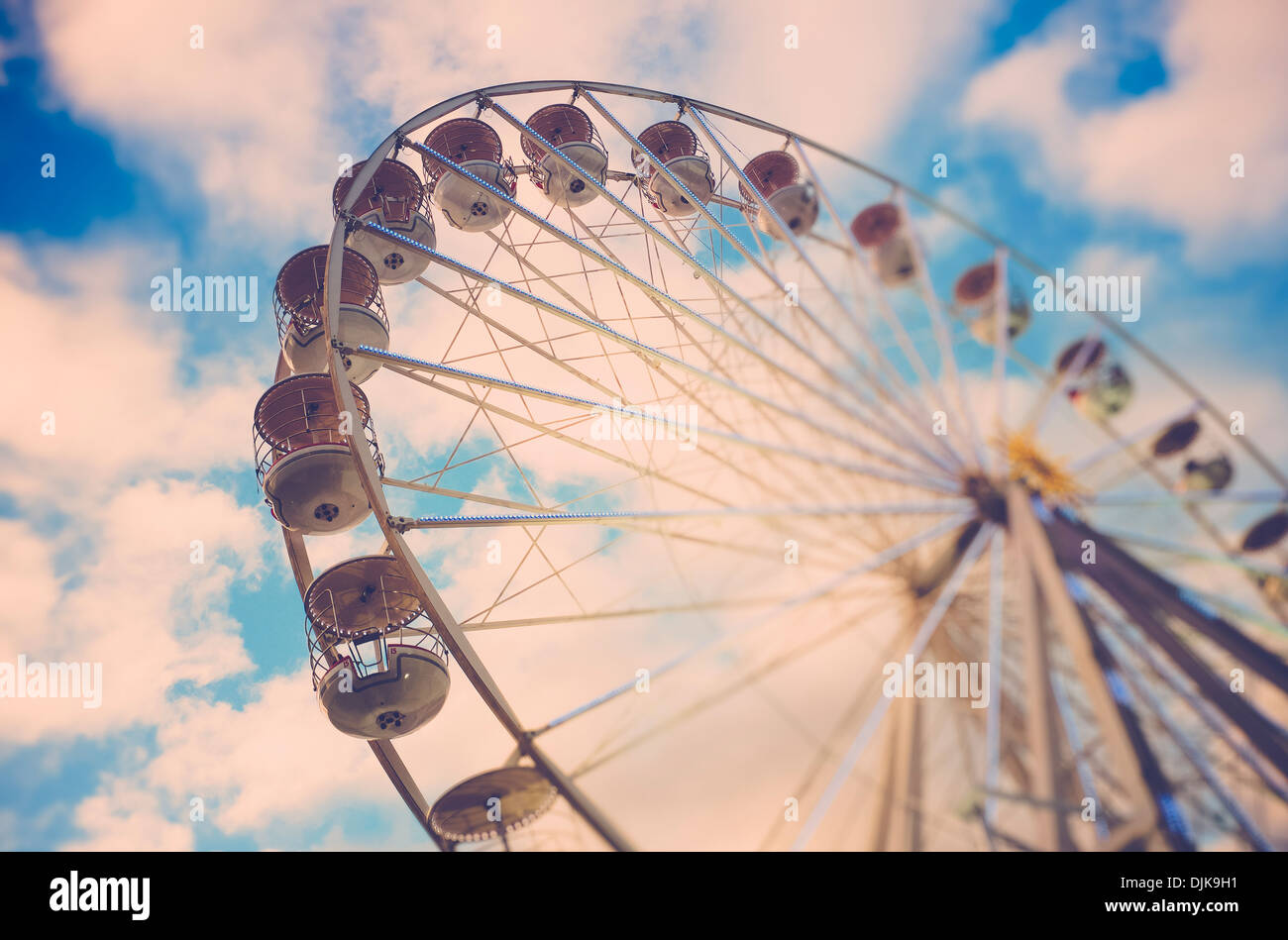 Ruota panoramica Ferris contro un cielo blu Foto Stock
