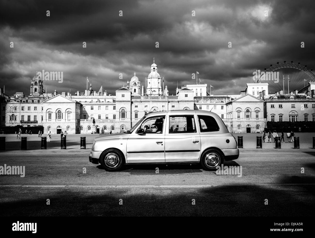Il servizio taxi di fronte la sfilata delle Guardie a Cavallo, Londra, Inghilterra Foto Stock