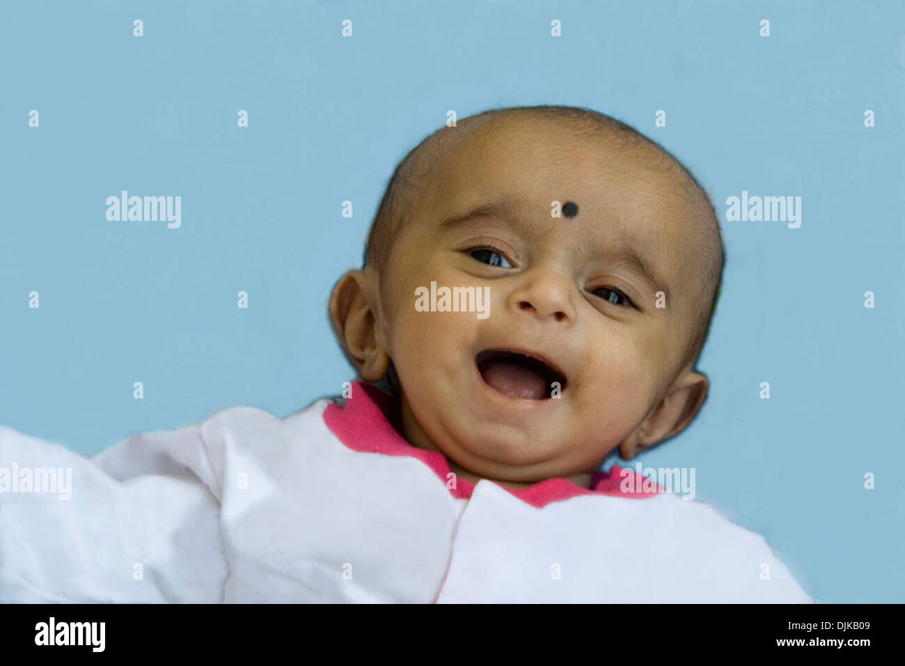 Affascinante risatina di giovani baby con la bocca aperta Foto Stock