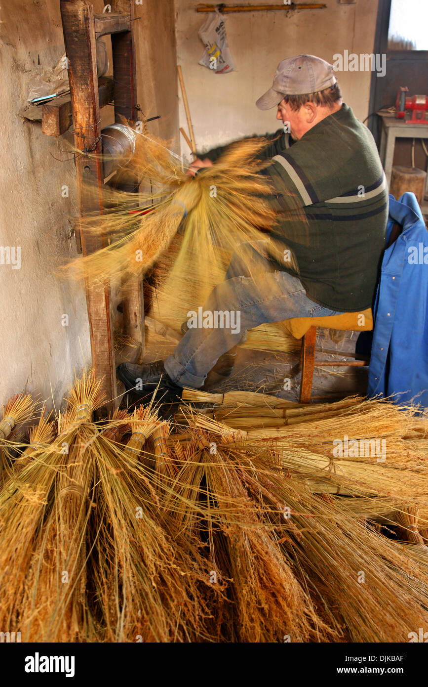 Signor Kostas Zarifis, uno degli ultimi scopa tradizionale makers nella sua officina, a Nea Vyssa, di Evros, di Tracia, Grecia. Foto Stock
