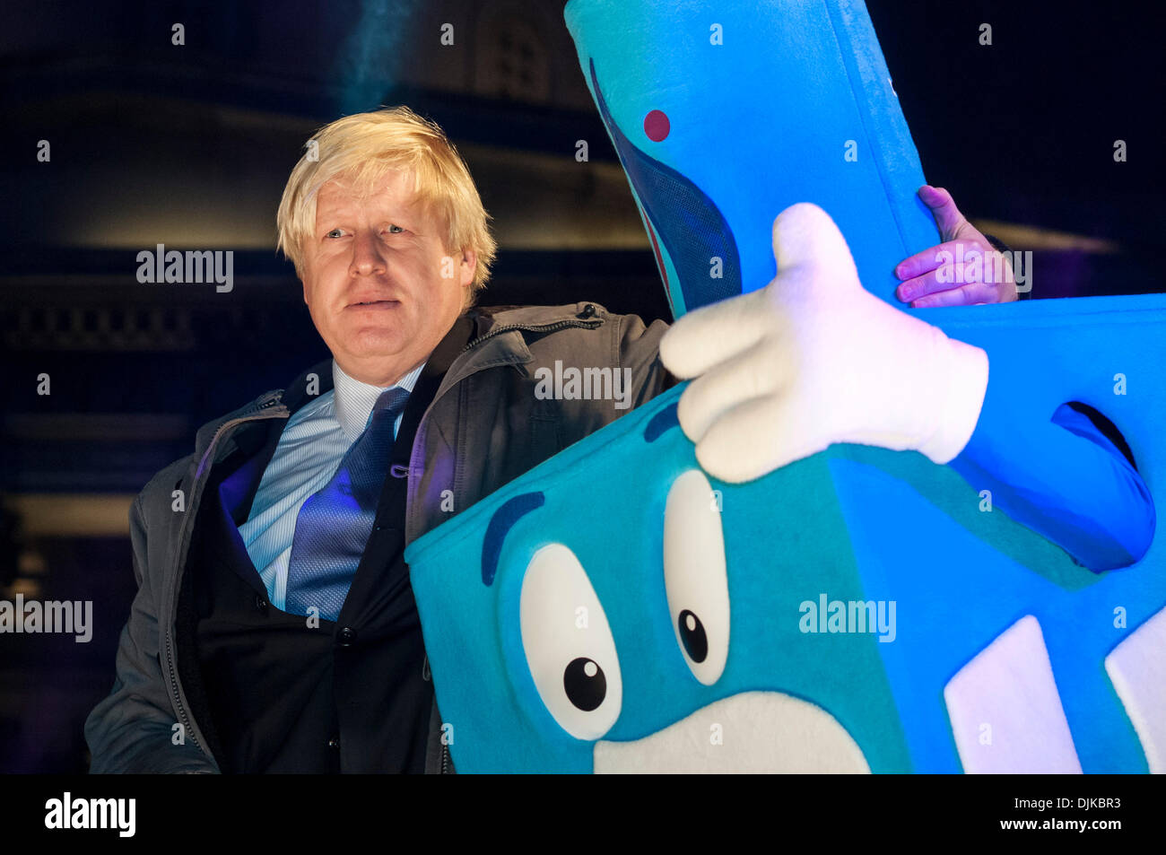 Trafalgar Square, Londra, Regno Unito. 28 Novembre 2013 - Boris Johnson, sindaco di Londra, pone con il carattere "reidleman' , a Chanukah nella piazza 2013. Chanukah nella piazza è un annuale evento comunitario, presentato dal Jewish Leadership Council, Londra Forum ebraica, Chabad e supportata dal sindaco di Londra. Credito: Stephen Chung/Alamy Live News Foto Stock