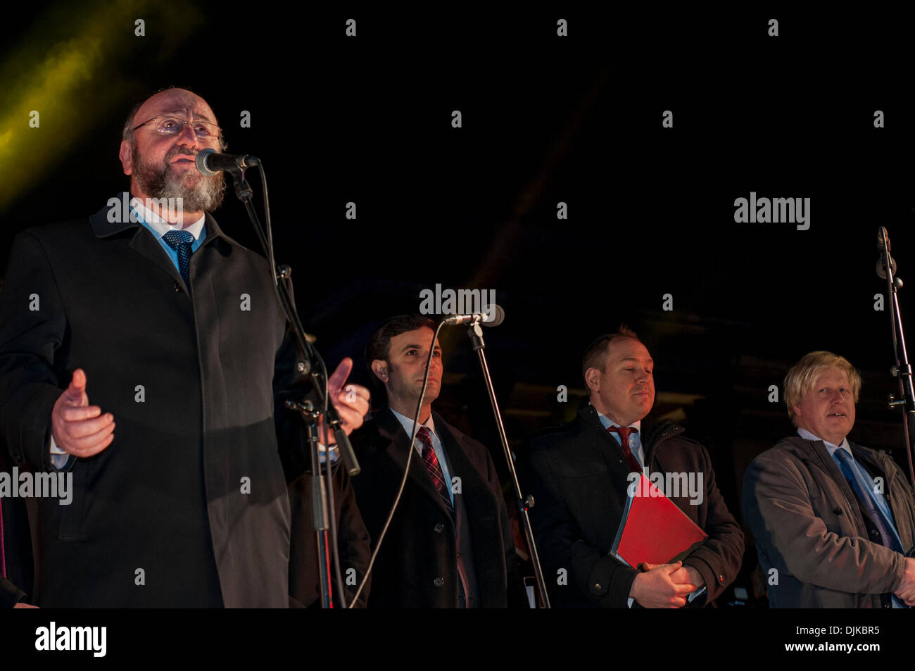 Trafalgar Square, Londra, Regno Unito. 28 Novembre 2013 - Il Rabbino Capo, Efraim Mirvis, risolve la folla, guardato da Boris Johnson, sindaco di Londra a Chanukah nella piazza 2013. Chanukah nella piazza è un annuale evento comunitario, presentato dal Jewish Leadership Council, Londra Forum ebraica, Chabad e supportata dal sindaco di Londra. Credito: Stephen Chung/Alamy Live News Foto Stock
