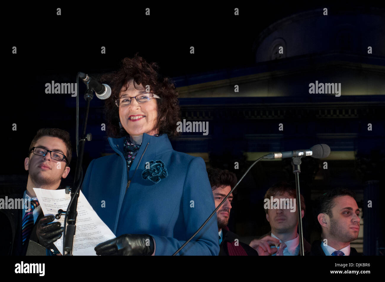 Trafalgar Square, Londra, Regno Unito. 28 Novembre 2013 - Gillian Merron, ex MP ed ex ministro di Stato per la salute pubblica, risolve la folla a Chanukah nella piazza 2013. Chanukah nella piazza è un annuale evento comunitario, presentato dal Jewish Leadership Council, Londra Forum ebraica, Chabad e supportata dal sindaco di Londra. Credito: Stephen Chung/Alamy Live News Foto Stock