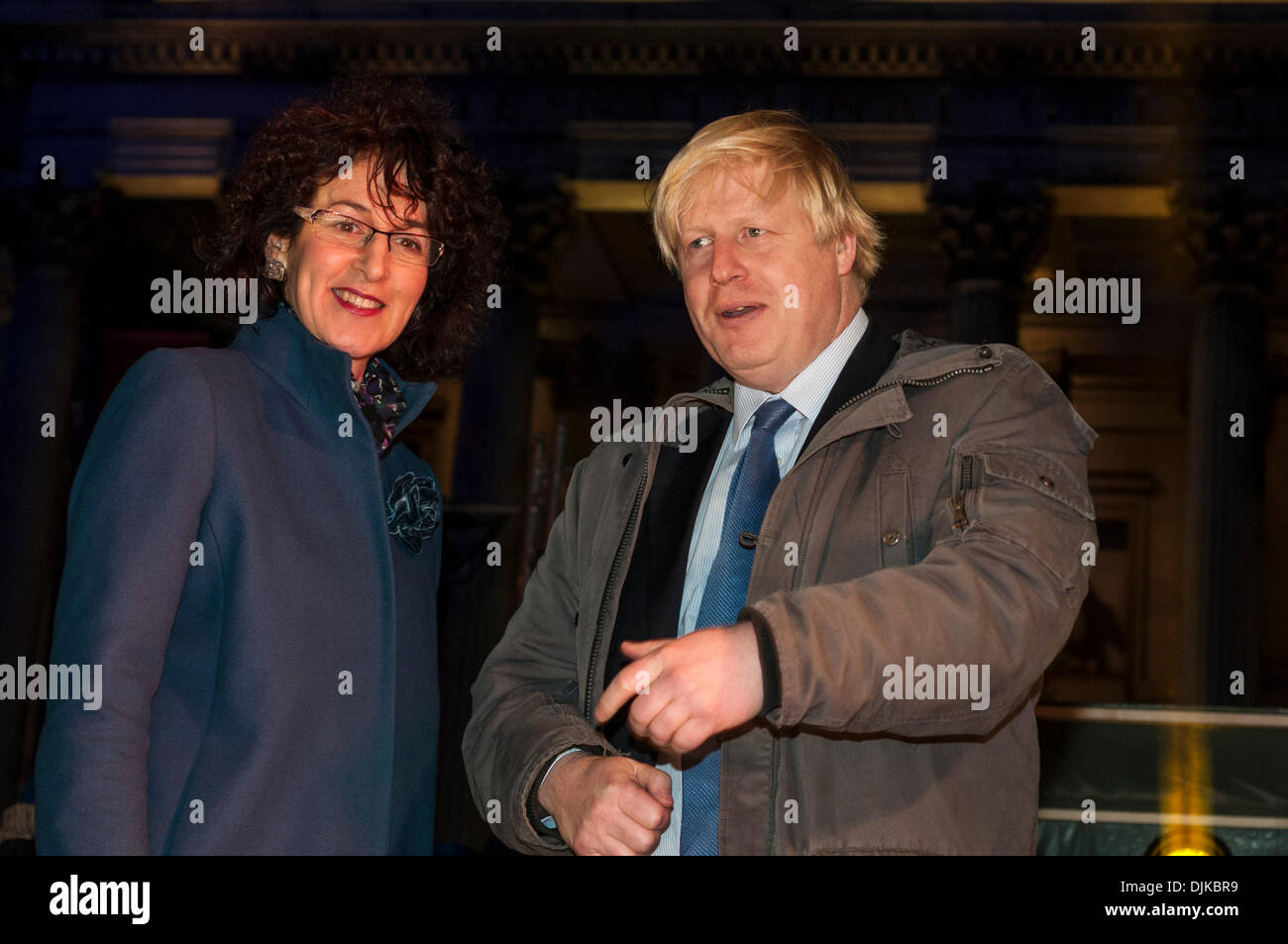 Trafalgar Square, Londra, Regno Unito. 28 Novembre 2013 - Gillian Merron, ex MP ed ex ministro di Stato per la salute pubblica e Boris Johnson, sindaco di Londra presso Chanukah nella piazza 2013. Chanukah nella piazza è un annuale evento comunitario, presentato dal Jewish Leadership Council, Londra Forum ebraica, Chabad e supportata dal sindaco di Londra. Credito: Stephen Chung/Alamy Live News Foto Stock