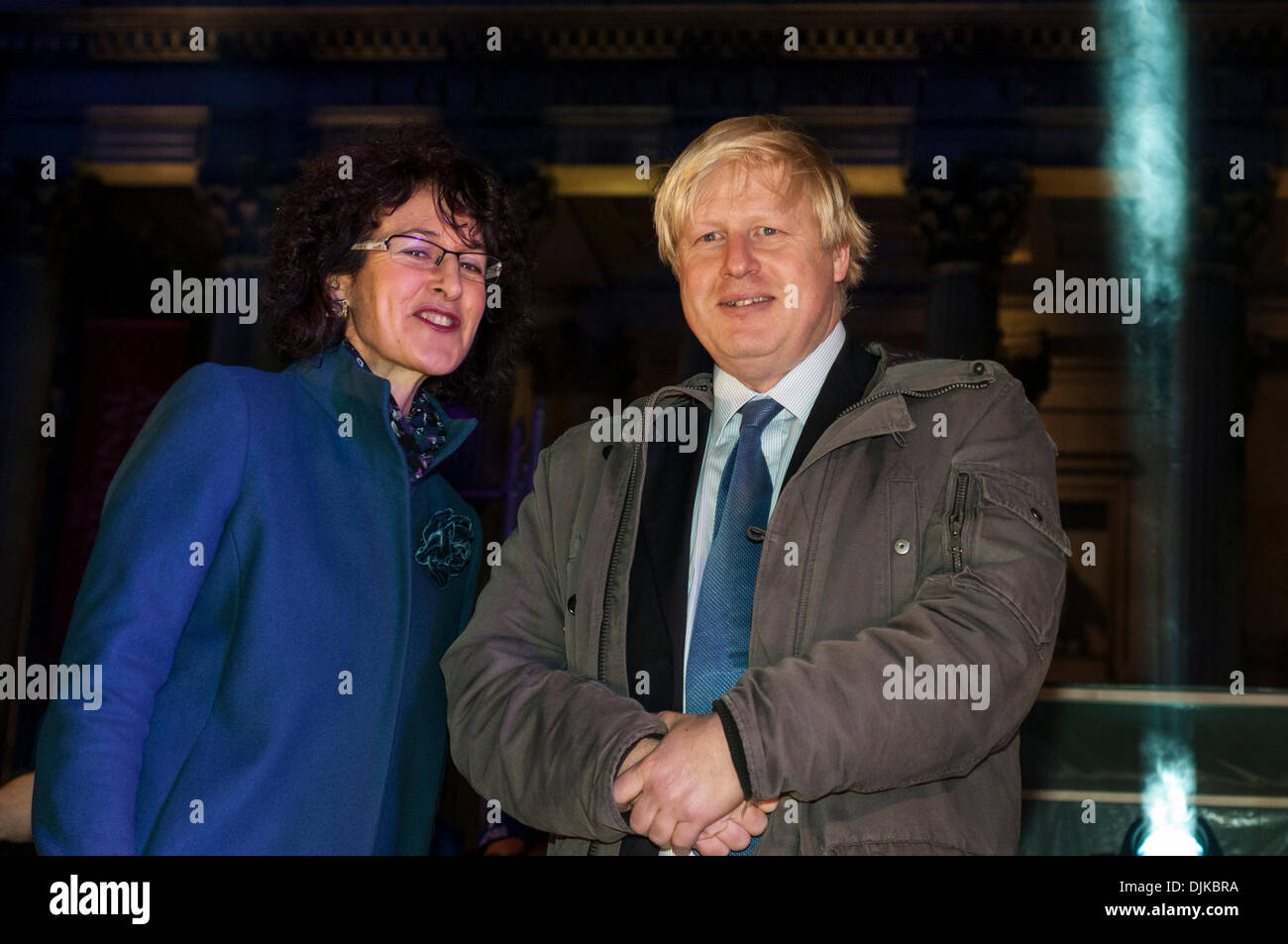 Trafalgar Square, Londra, Regno Unito. 28 Novembre 2013 - Gillian Merron, ex MP ed ex ministro di Stato per la salute pubblica e Boris Johnson, sindaco di Londra presso Chanukah nella piazza 2013. Credito: Stephen Chung/Alamy Live News Chanukah nella piazza è un annuale evento comunitario, presentato dal Jewish Leadership Council, Londra Forum ebraica, Chabad e supportata dal sindaco di Londra. Foto Stock