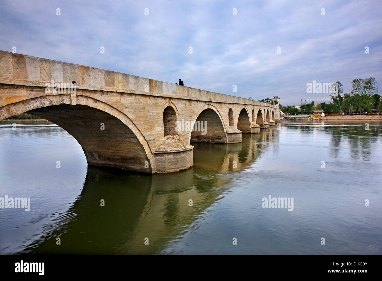 Uno dei ponti che attraversa Evros (o 'Maritsa') fiume e collega Karaagac e Edirne (Adrianopoli), Tracia, Turchia Foto Stock