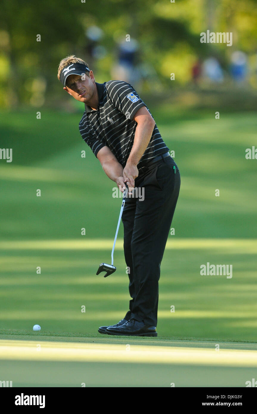 Sett. 06, 2010 - Norton, Massachusetts, Stati Uniti d'America - Luke Donald putts per par al quattordicesimo verde durante il round finale del campionato della banca di Deutsche a TPC Boston. (Credito Immagine: © Geoff Bolte/Southcreek globale/ZUMApress.com) Foto Stock