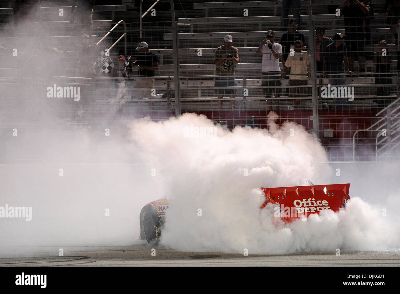 Sett. 06, 2010 - Hampton, Georgia, Stati Uniti d'America - Tony Stewart, driver del # 14 Old Spice/Office Depot Chevrolet, celebra con un burnout dopo aver vinto la Emory Healthcare 500 ad Atlanta Motor Speedway in Hampton Georgia. (Credito Immagine: © Marty Bingham Southcreek/Global/ZUMApress.com) Foto Stock