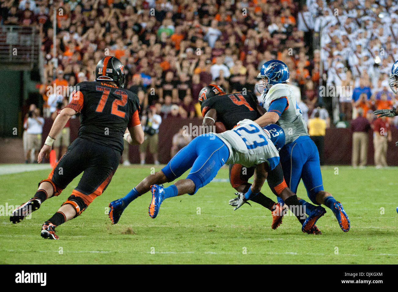 Sett. 06, 2010 - Fairfax, Virginia, Stati Uniti - Virginia Tech TB David Wilson (#4) viene affrontato da Boise State Jeron sicurezza Johnson (#23) nel quarto trimestre l'azione. Boise State sconfitto Virginia Tech 33-30 a FedEx in campo Landover, MD. (Credito Immagine: © Rassi Borneo/Southcreek globale/ZUMApress.com) Foto Stock