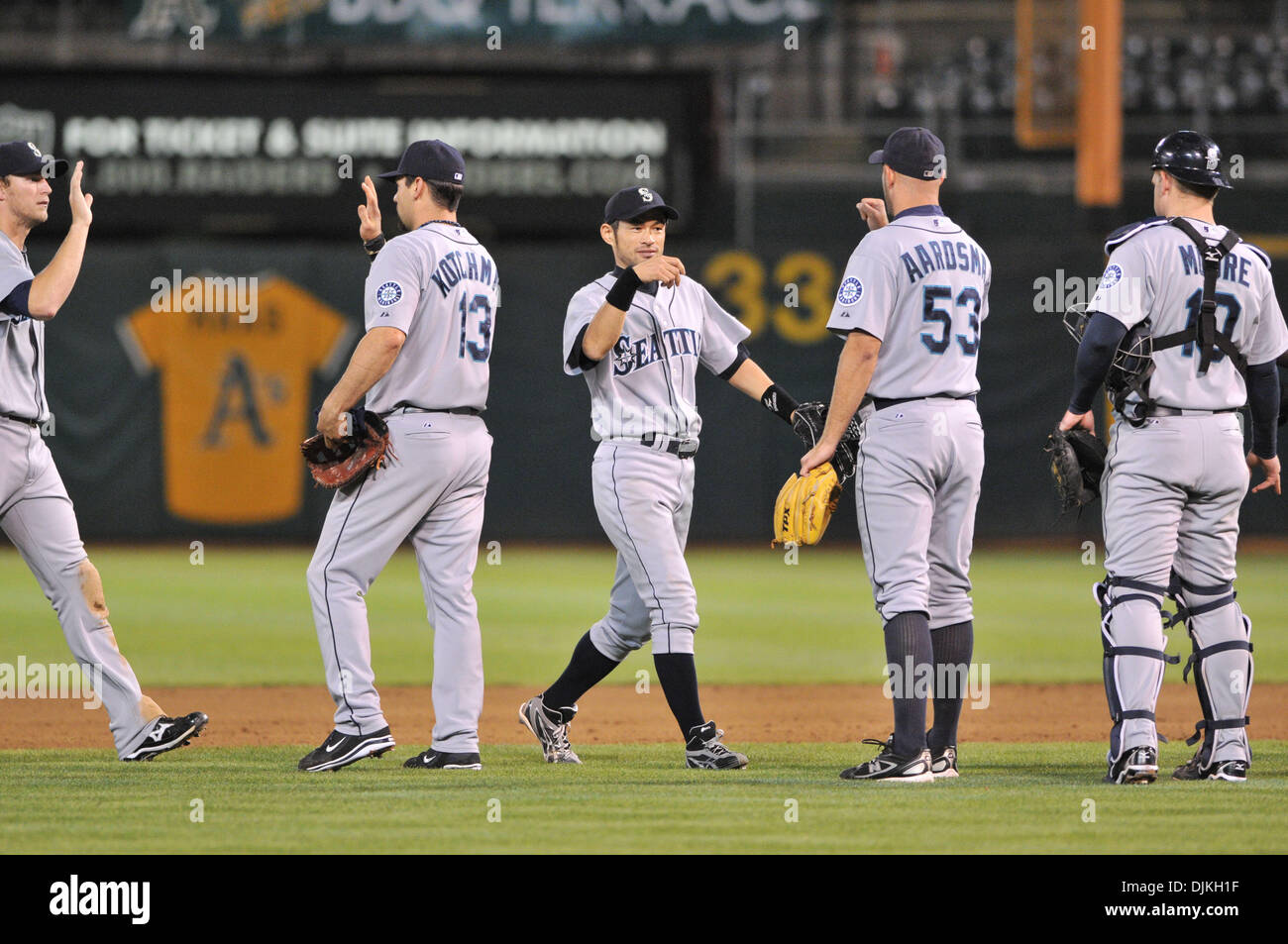 Sett. 7, 2010 - Oakland, la California, Stati Uniti - Mariners giocatori congratularmi con ogni altro dopo martedì in gioco. Il Seatle Mariners sconfitto Oakland Athletics 7-5. (Credito Immagine: © Scott Beley/Southcreek globale/ZUMApress.com) Foto Stock