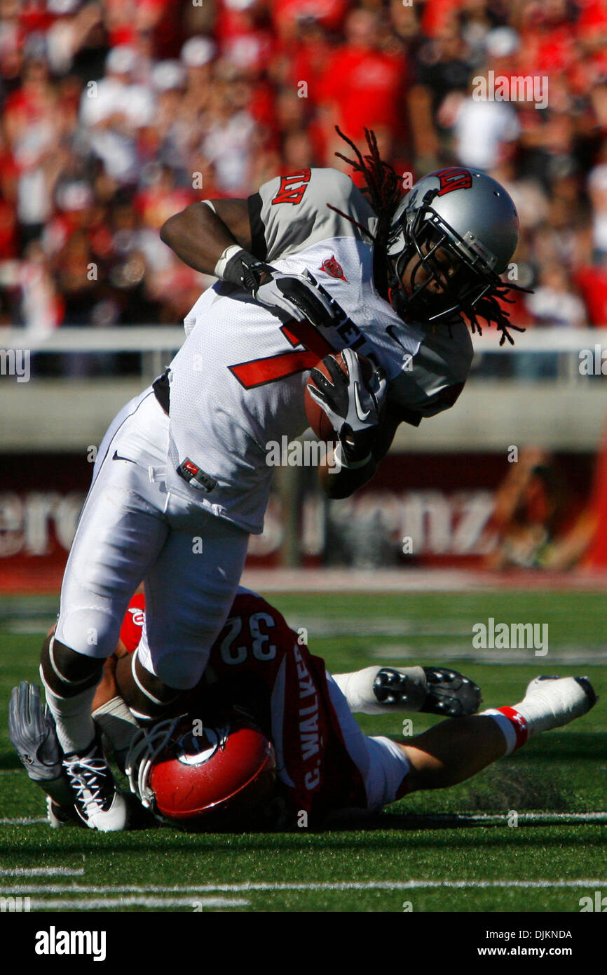 Sett. 11, 2010 - Salt Lake City, Utah, Stati Uniti d'America - UNLV wide receiver Michael Johnson (7) viene affrontato dalla University of Utah Chaz Walker (32). La University of Utah è andato a sconfiggere UNLV 38-10 a casa in Rice-Eccles Stadium per estendere la loro casa-winning streak a 19 giochi..Stephen Holt / Southcreek media globali. (Credito Immagine: © Stephen Holt/Southcreek globale/ZUMApres Foto Stock